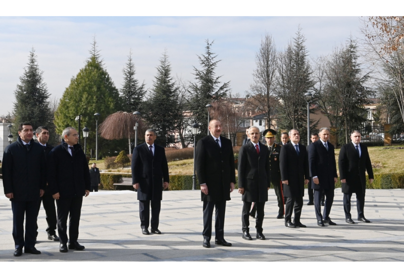 Президент Ильхам Алиев посетил памятник великому лидеру Гейдару Алиеву в Анкаре