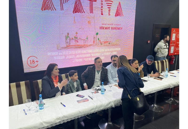 В Баку прошла автограф-сессия творческого коллектива фильма "Apatiya"