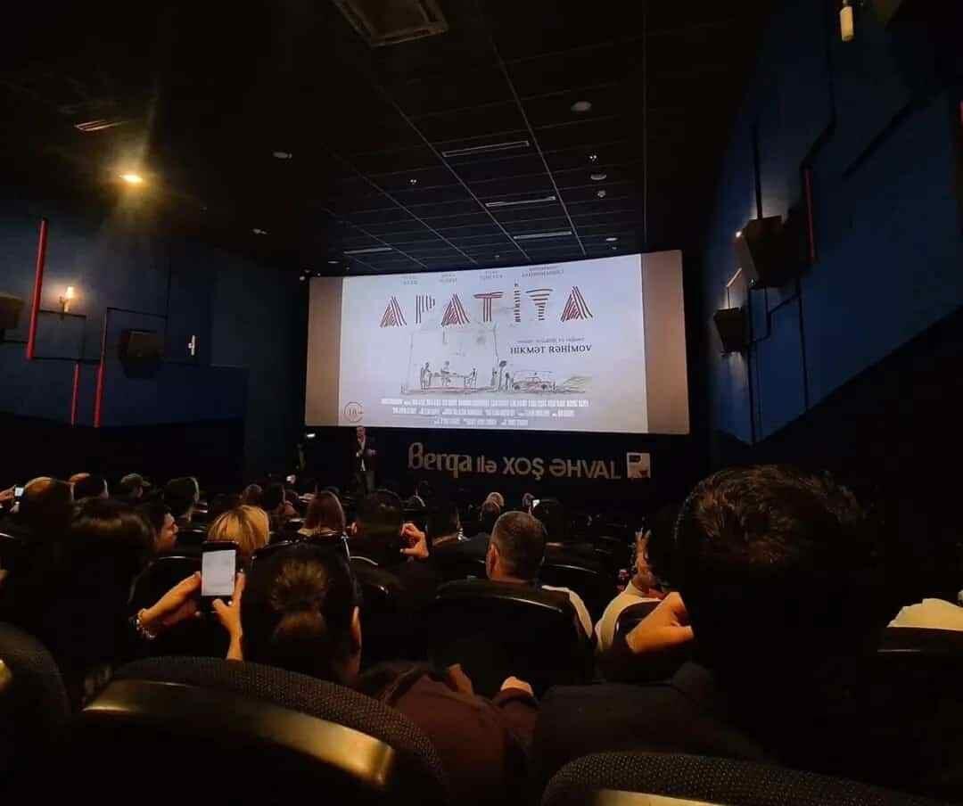 В Баку прошла автограф-сессия творческого коллектива фильма "Apatiya"