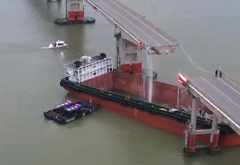 В Китае судно обрушило автомобильный мост