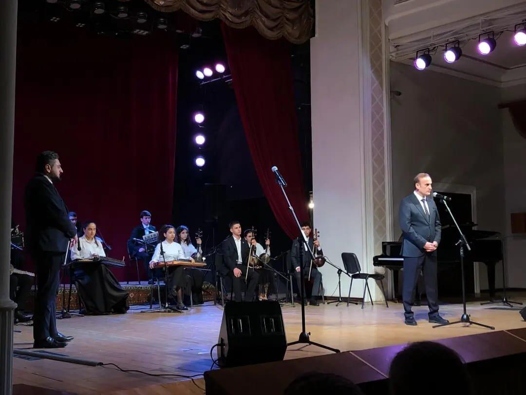 В Баку прошла презентация книги "Со сцены в окопы" памяти шехида Карабахской войны Тогрула Гаджиева