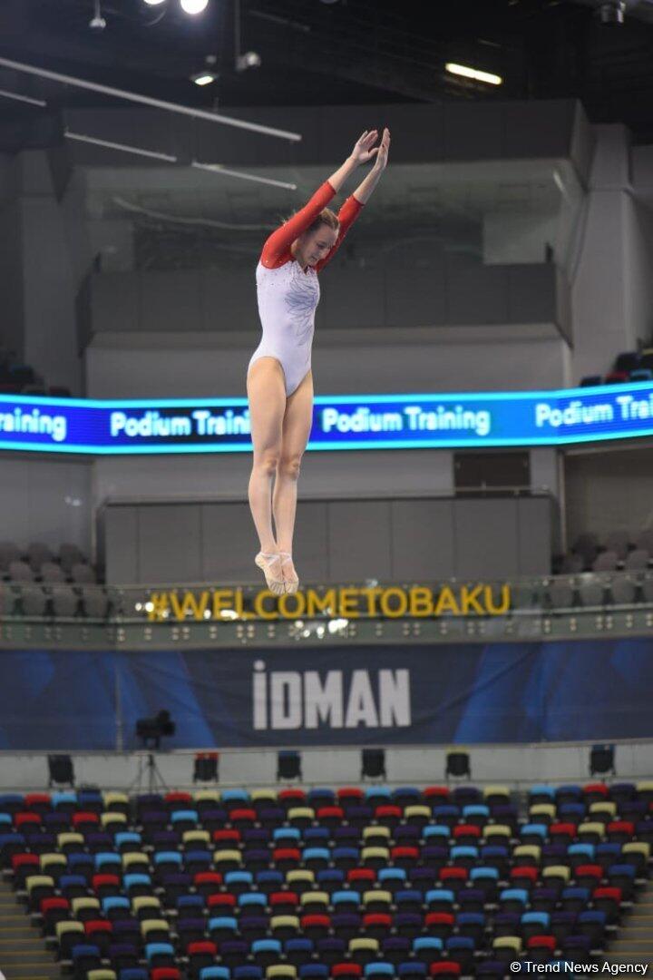 В Национальной арене гимнастики проходят подиумные тренировки участников Кубка мира по прыжкам на батуте и акробатической дорожке