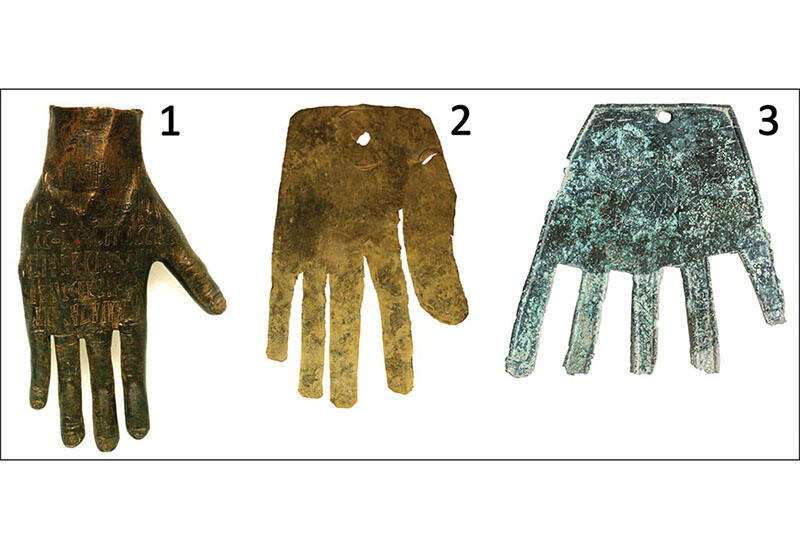 Археологи нашли бронзовую руку с посланием на древних языках