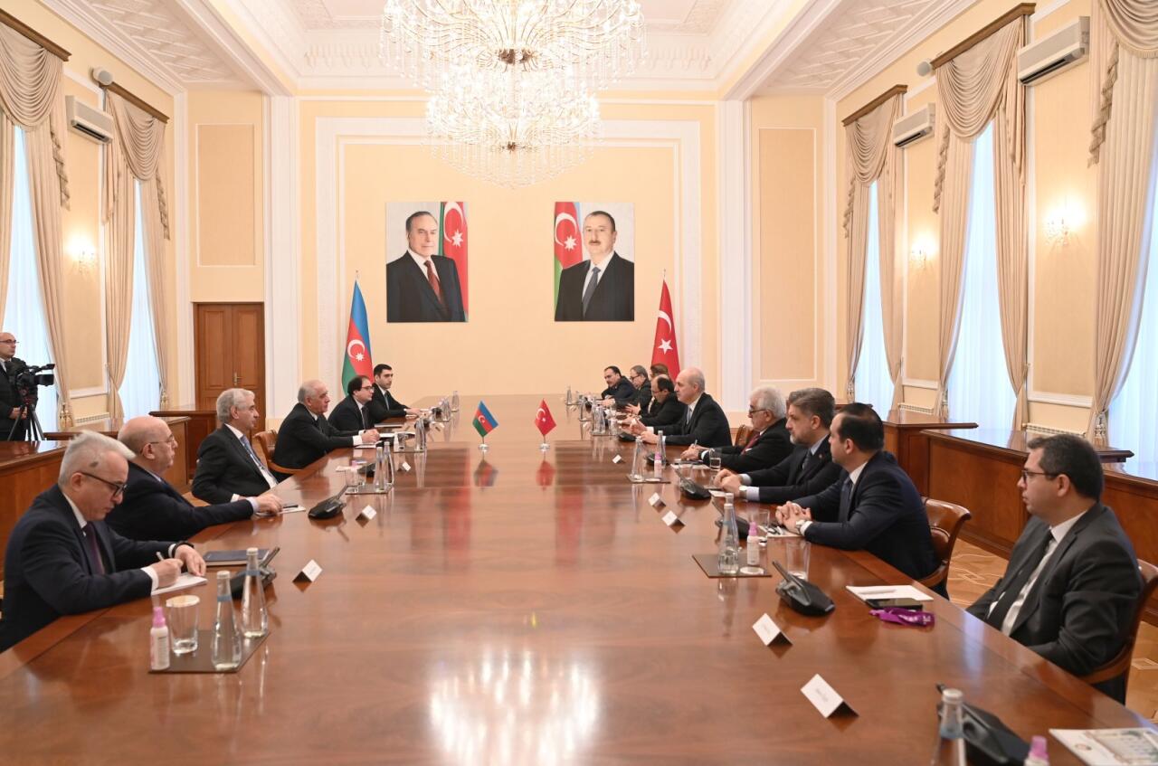 Али Асадов и Нуман Куртулуш обсудили развитие азербайджано-турецких связей