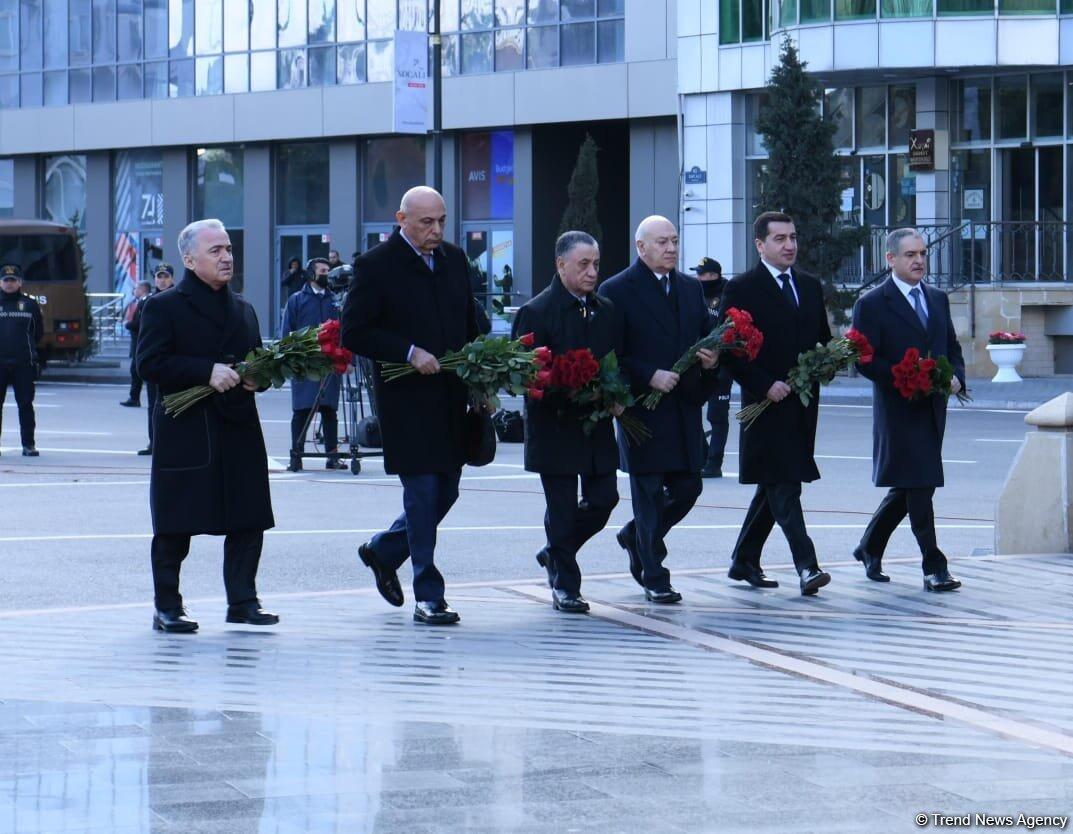 Государственные и правительственные официальные лица Азербайджана посетили памятник Ходжалинскому геноциду