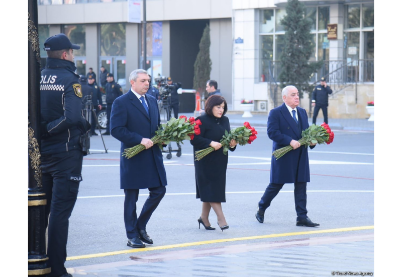 Государственные и правительственные официальные лица Азербайджана посетили памятник Ходжалинскому геноциду