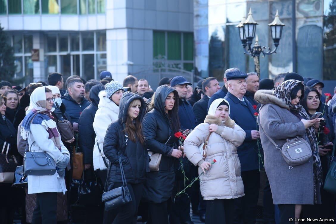 Азербайджанская общественность посетила памятник "Крик матери"