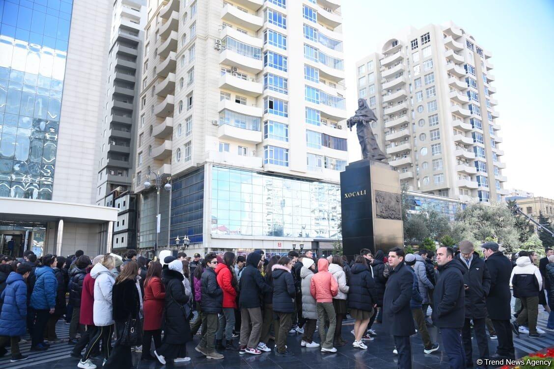 Азербайджанская общественность посетила памятник "Крик матери"