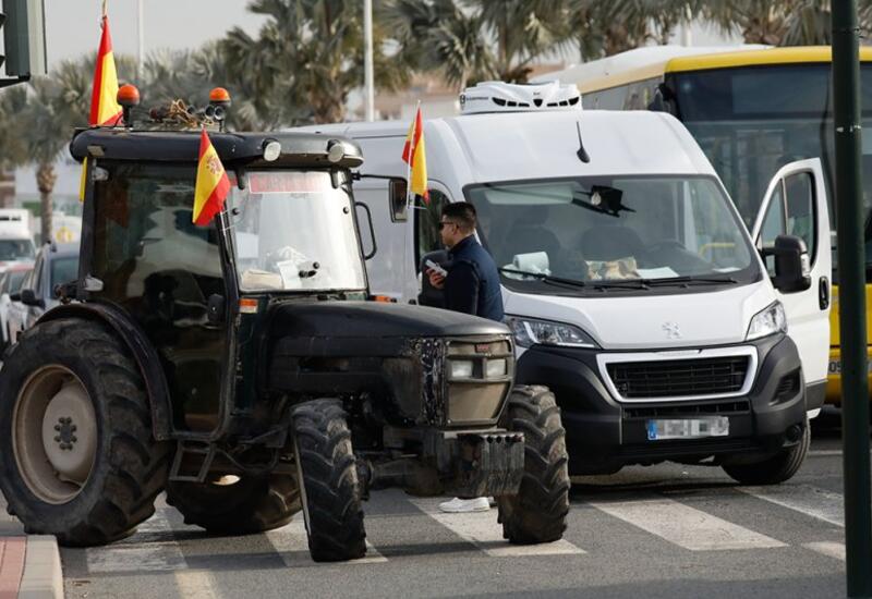 Испанские фермеры перекрыли автотрассу во Францию
