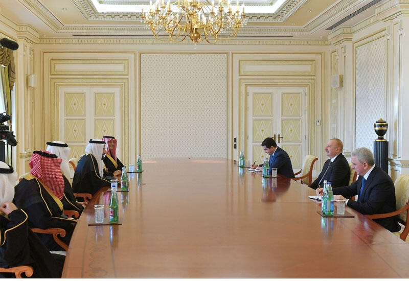 Президент Ильхам Алиев принял министра по делам хаджа и умры Саудовской Аравии