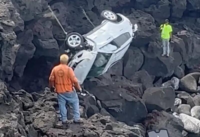Турист на Гавайях случайно упал со скалы на машине, попал в океан и чудом выжил