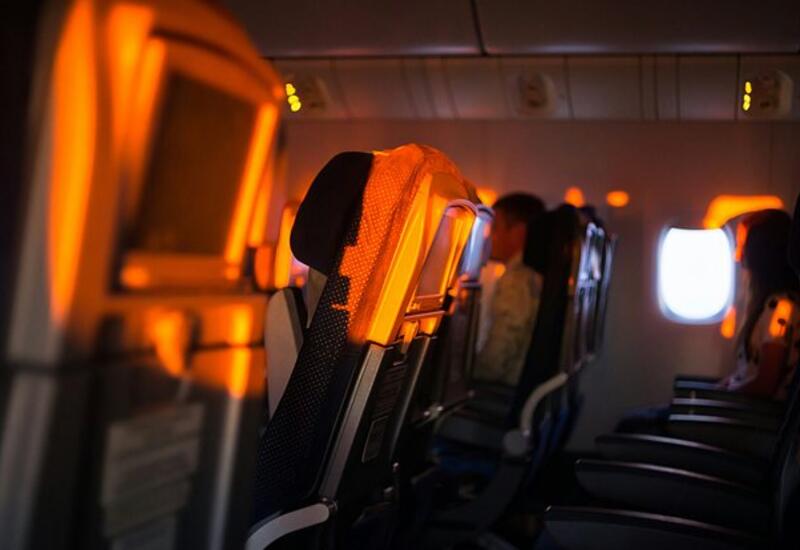 Стюардесса назвала одно опасное действие пассажиров на борту самолета