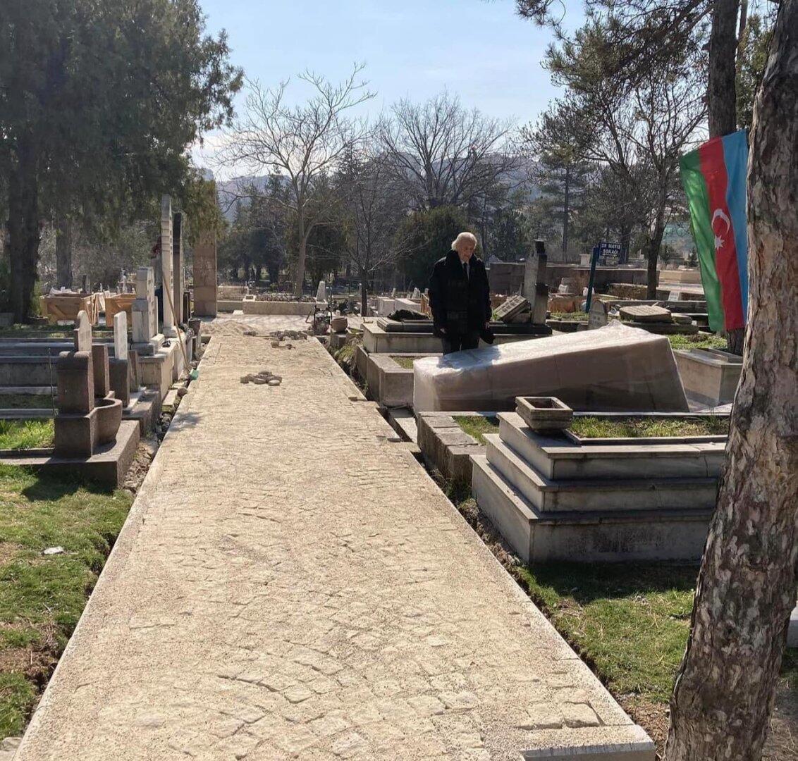 Посольство Азербайджана в Анкаре благоустраивает могилу Расулзаде