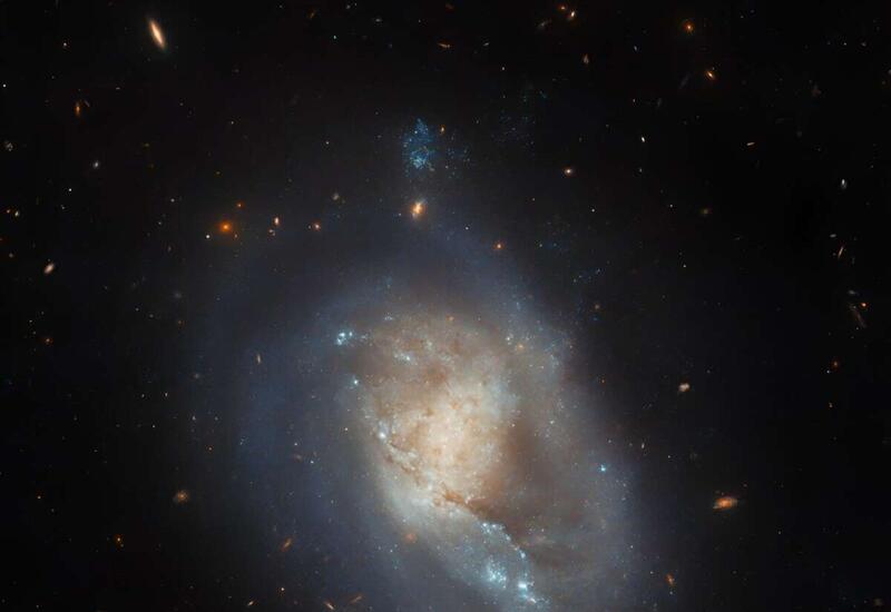 «Хаббл» рассмотрел активную звездообразующую галактику