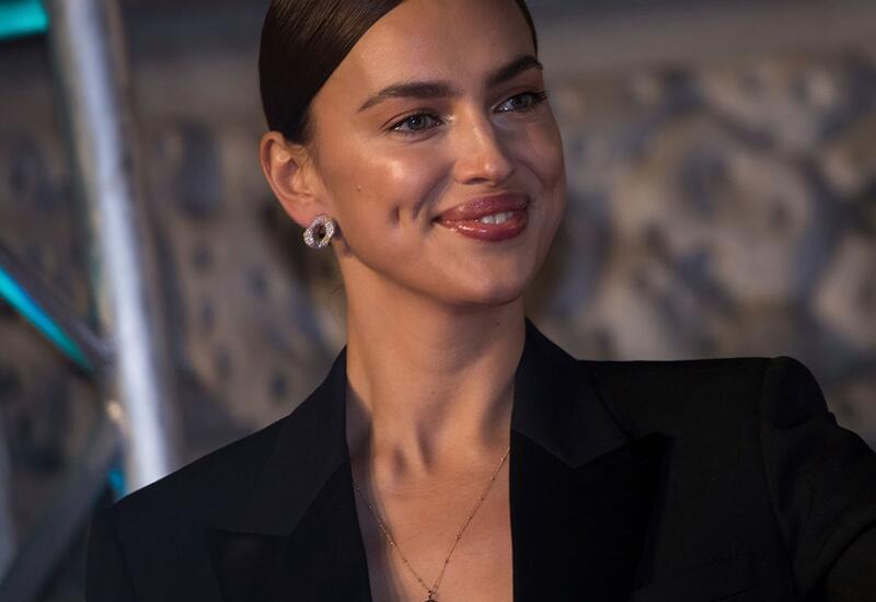 Ирина Шейк вышла на подиум в рваной юбке - ФОТО