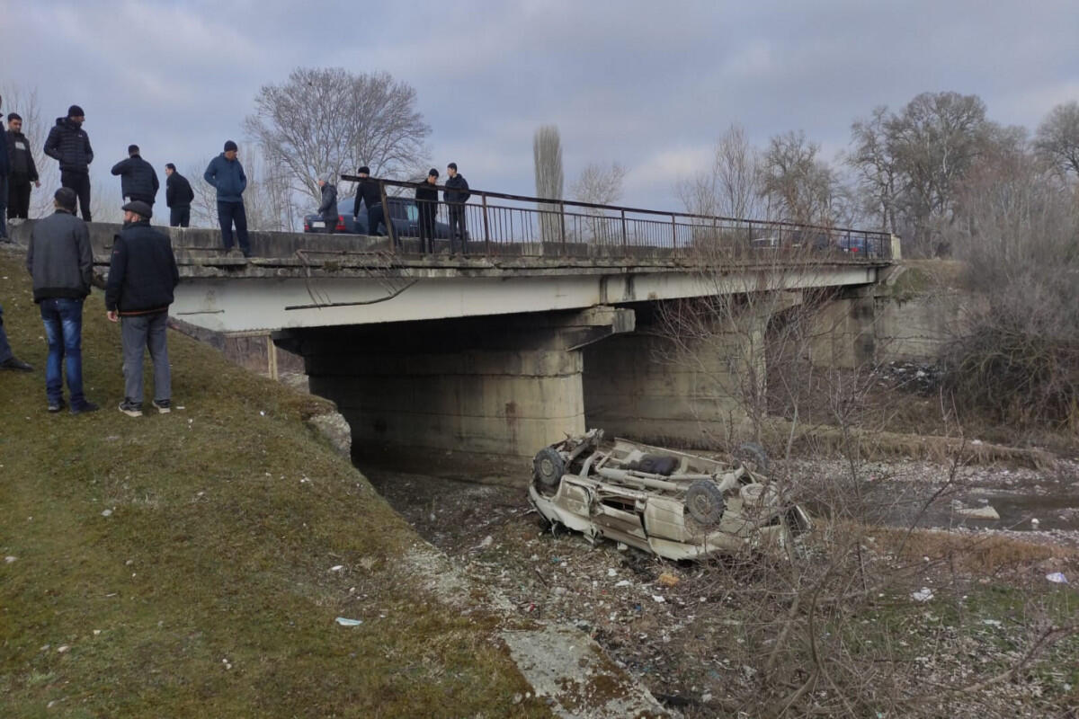 В Азербайджане микроавтобус упал в реку