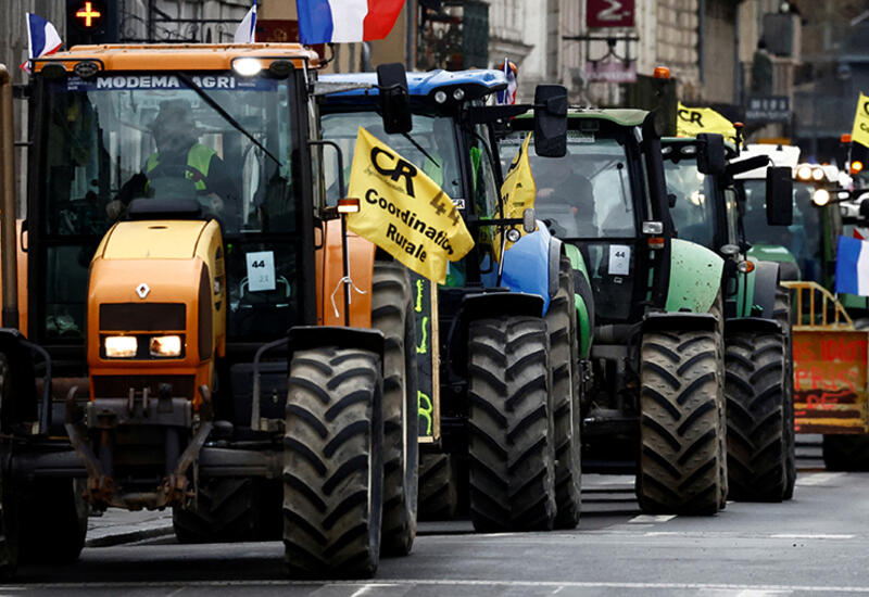 Французские фермеры устроили манифестацию на подступах к Версальскому дворцу