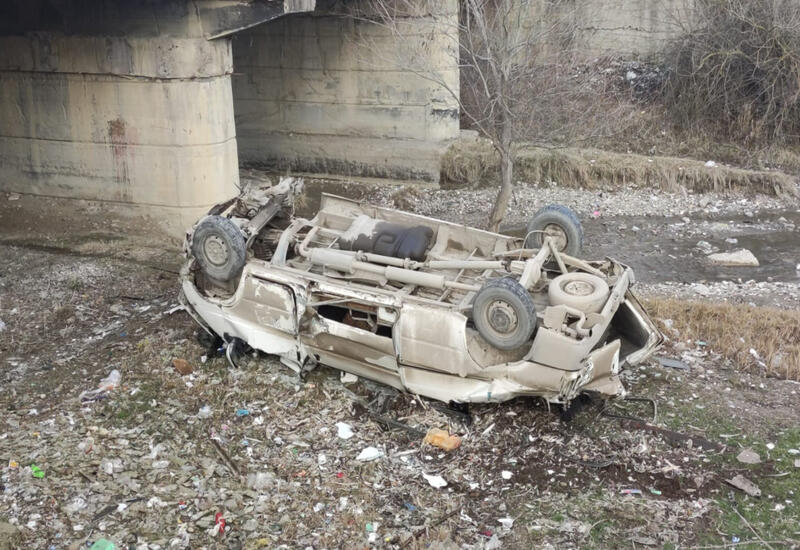 В Азербайджане микроавтобус упал в реку