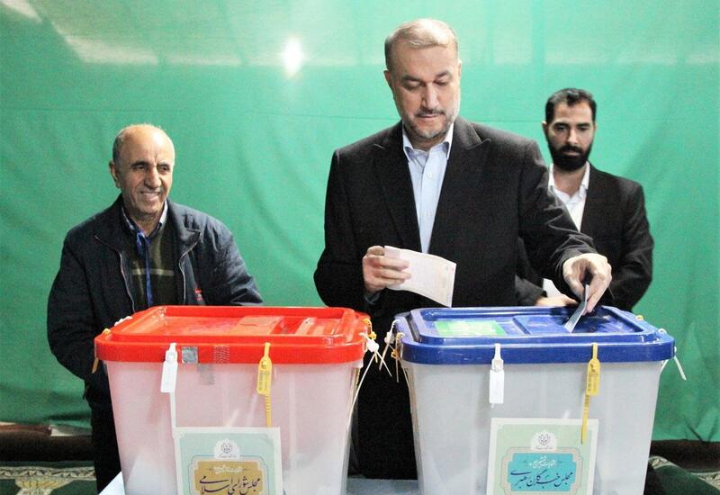 Министр иностранных дел Ирана проголосовал на выборах в парламент