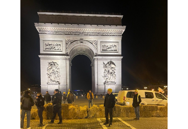 Протестующие в Париже фермеры принесли сено к Триумфальной арке