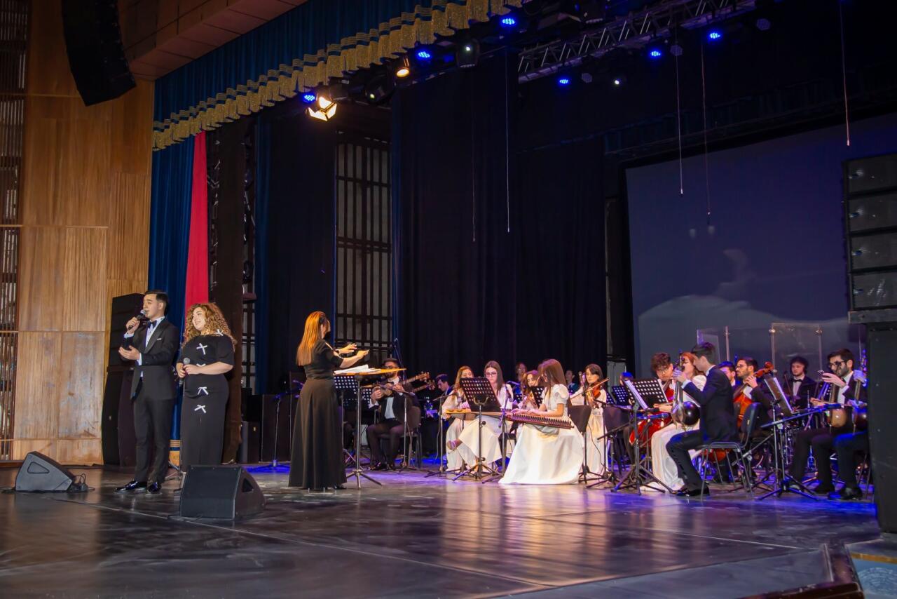 В Баку представлено мультимедийное шоу "Киноконцерт" с кадрами из азербайджанских фильмов