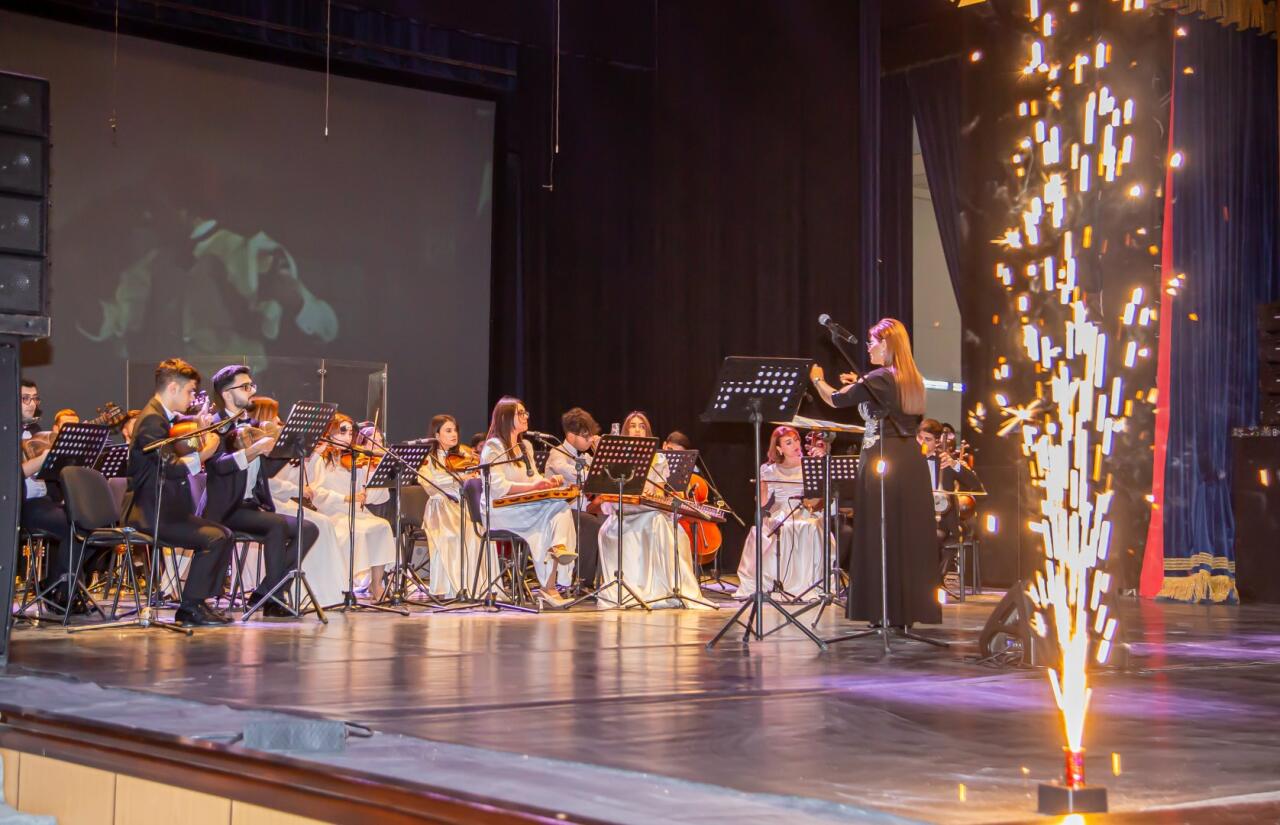 В Баку представлено мультимедийное шоу "Киноконцерт" с кадрами из азербайджанских фильмов