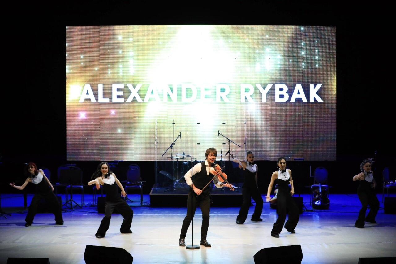 Александр Рыбак и Сабина Бабаева выступили с концертом в Баку