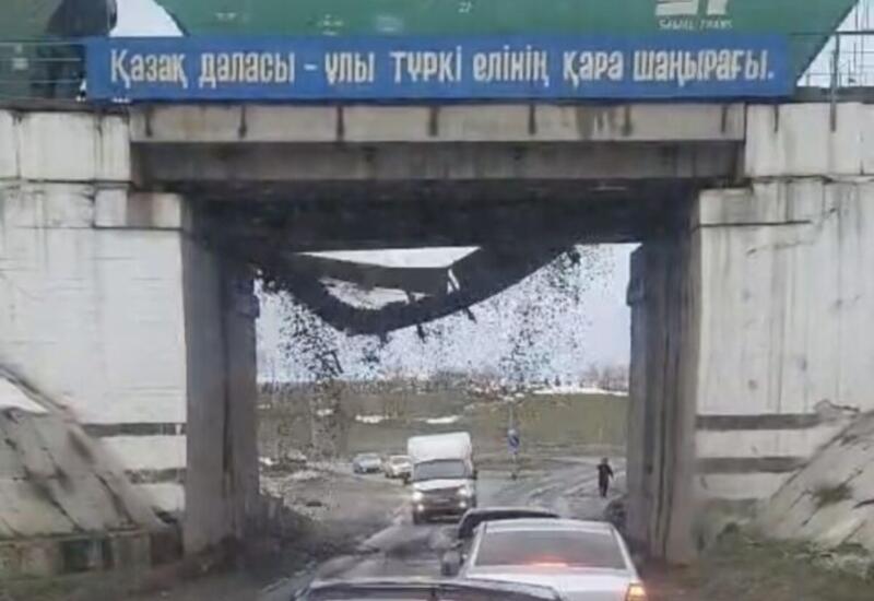 Момент обрушения ж/д моста в Казахстане