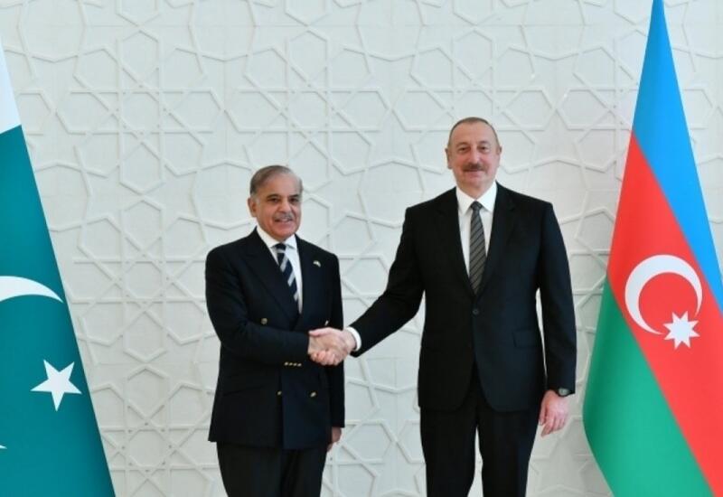 Президент Ильхам Алиев поздравил премьер-министра Пакистана