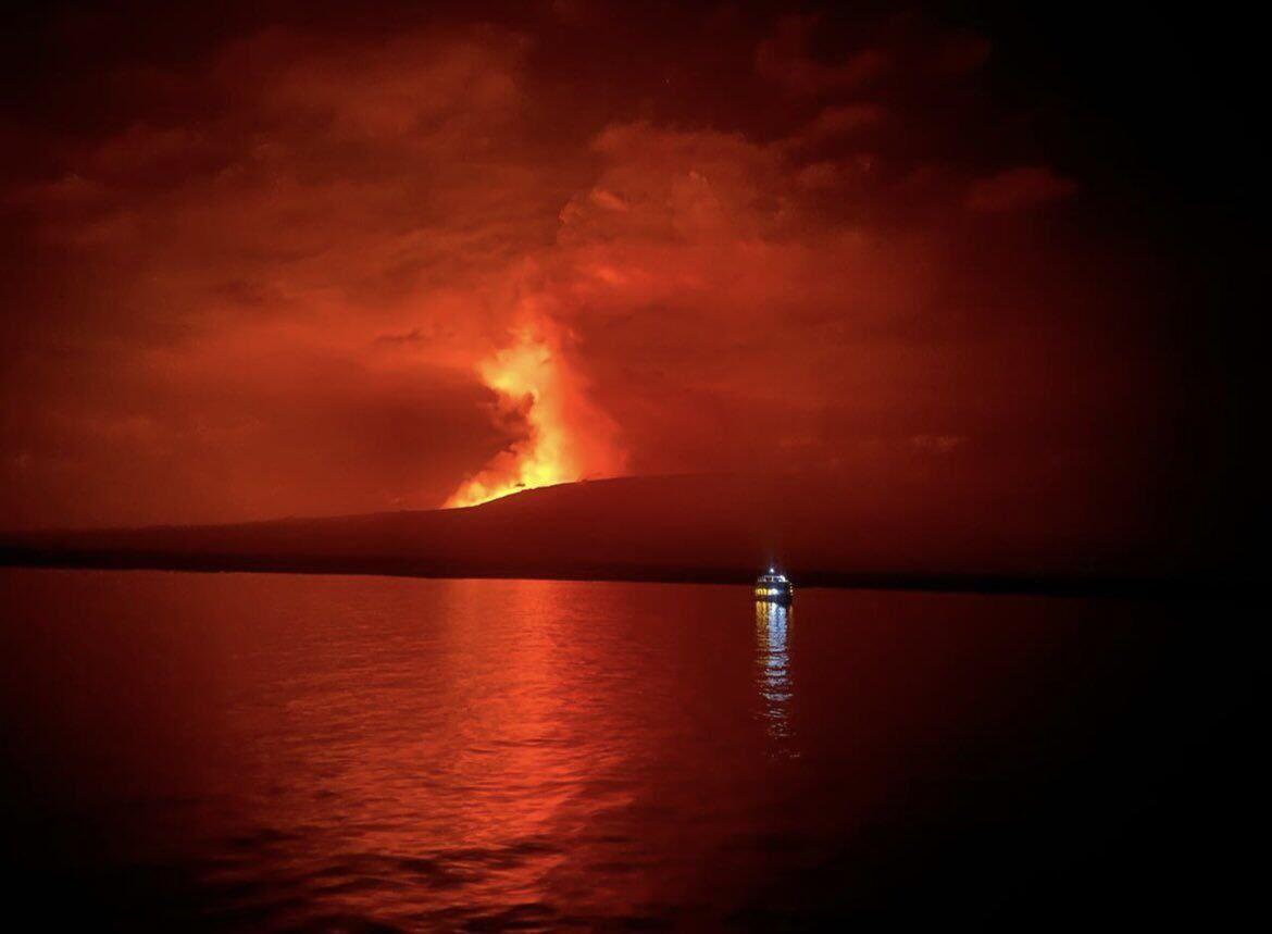 Мощное извержение вулкана на Галапагосских островах