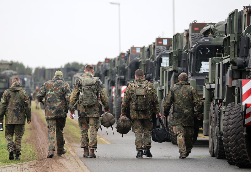 На учениях НАТО гусеничная машина переехала солдат