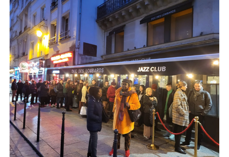 В Париже за билетами на концерт азербайджанского музыканта выстроилась большая очередь