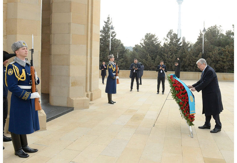 Президент Казахстана почтил память шехидов в Баку