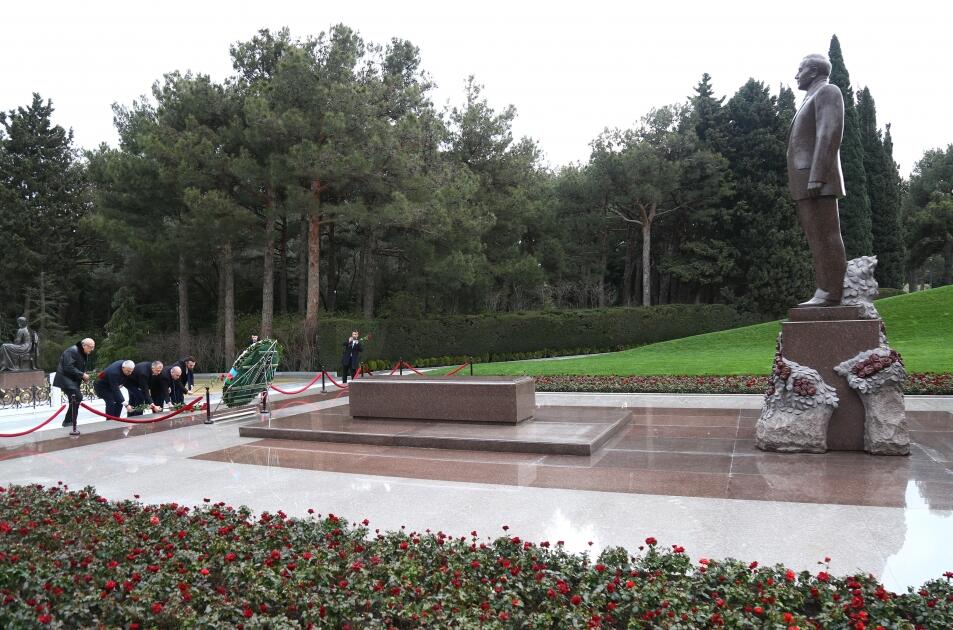 Представители грузинского парламента посетили могилу великого лидера Гейдара Алиева и Шехидляр хиябаны