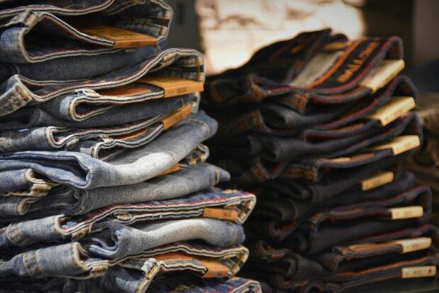 Стилисты назвали визуально старящие джинсы
