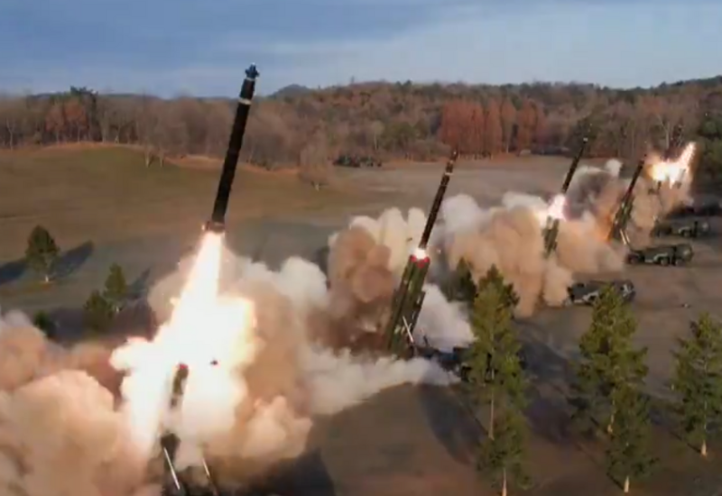 Северная Корея запустила "сверхбольшие" ракеты