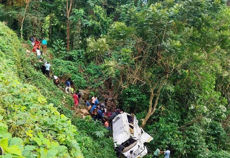 Туристический автобус упал в 12-метровое ущелье в Индии