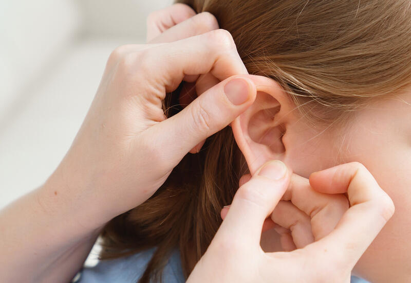 Врач перечислила опасные ошибки при чистке ушей