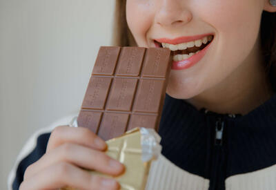 Какой шоколад препятствует старению кожи?