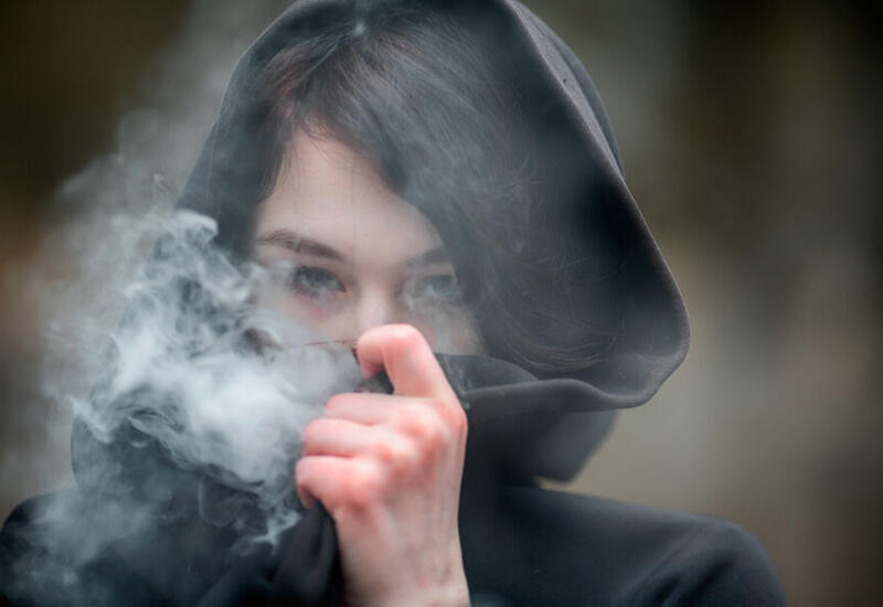 Женская зависимость от сигарет может быть связана с гормонами