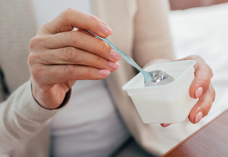 Диетолог развеяла миф о бесполезности йогуртов без живых бактерий