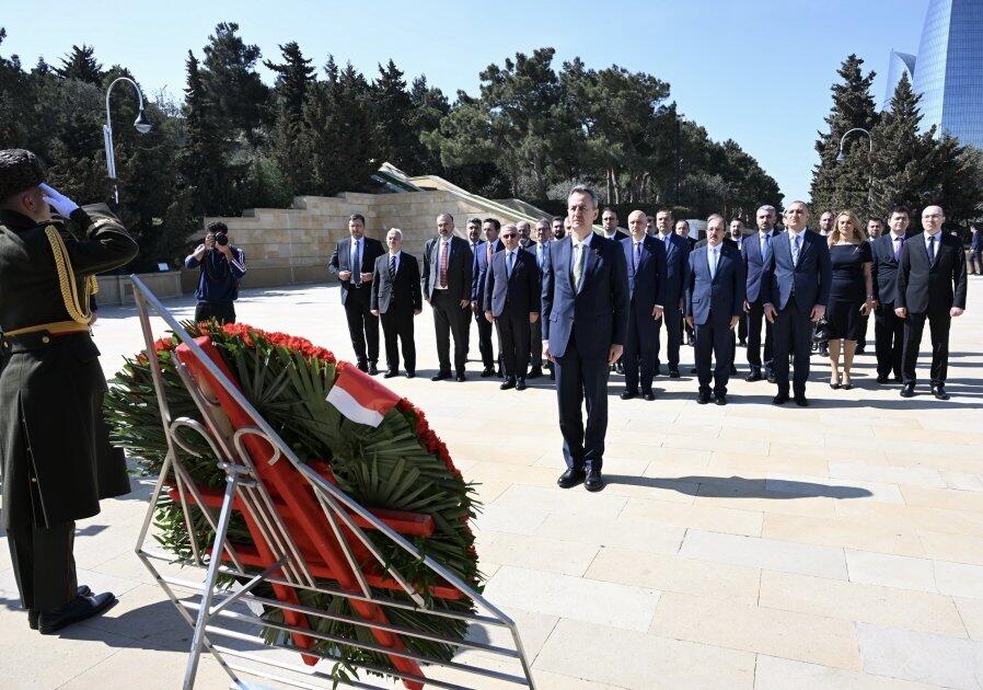 Халюк Гёргюн посетил Аллею шехидов и памятник "Турецкое шехидство" в Баку