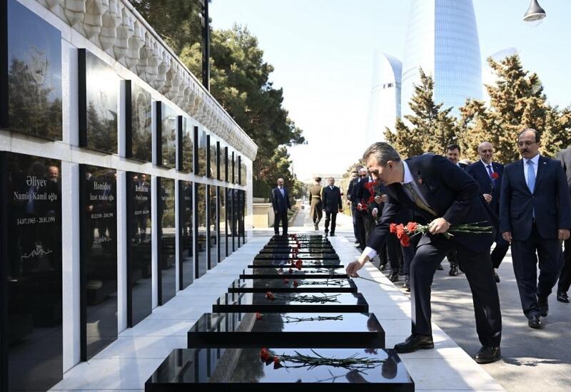 Халюк Гёргюн посетил Аллею шехидов и памятник "Турецкое шехидство" в Баку