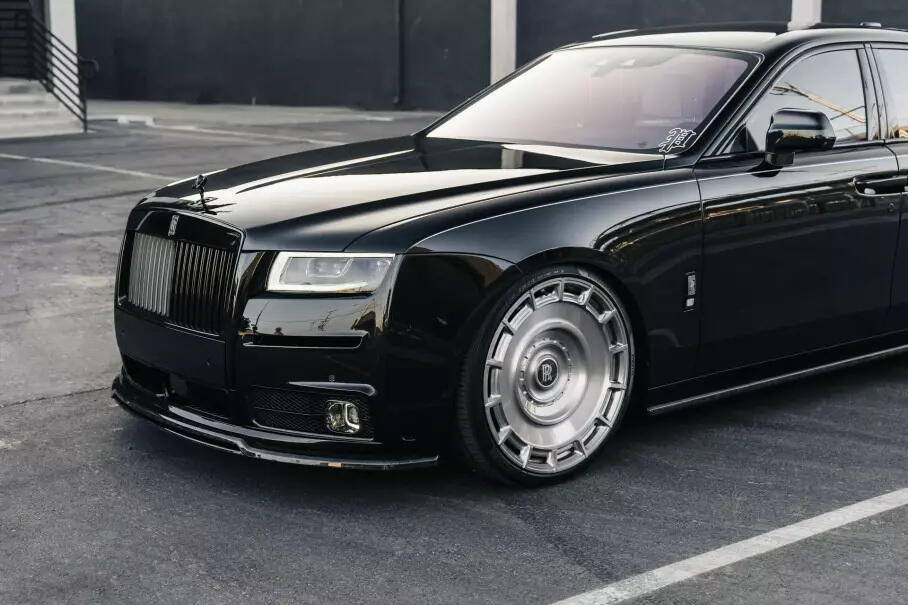 Rolls-Royce Ghost элегантно украсили карбоном и алюминием