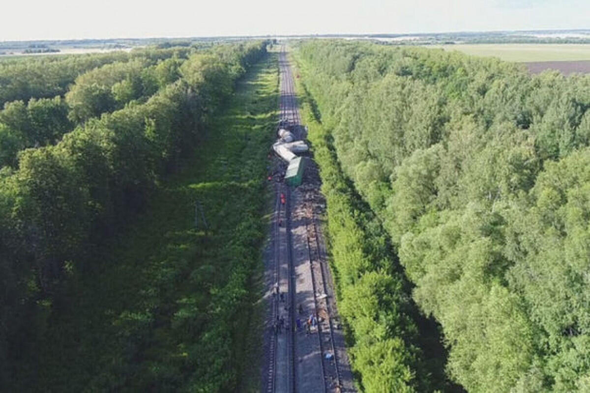 В России 11 вагонов товарного поезда сошли с рельсов