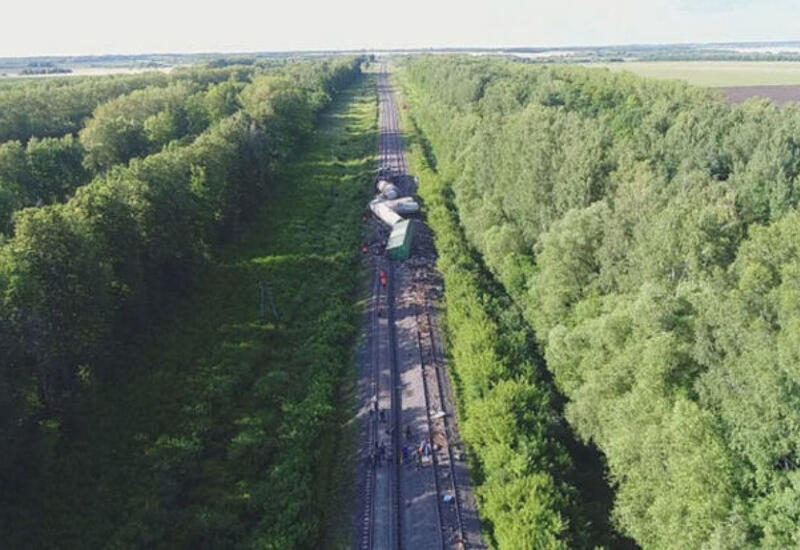 В России 11 вагонов товарного поезда сошли с рельсов