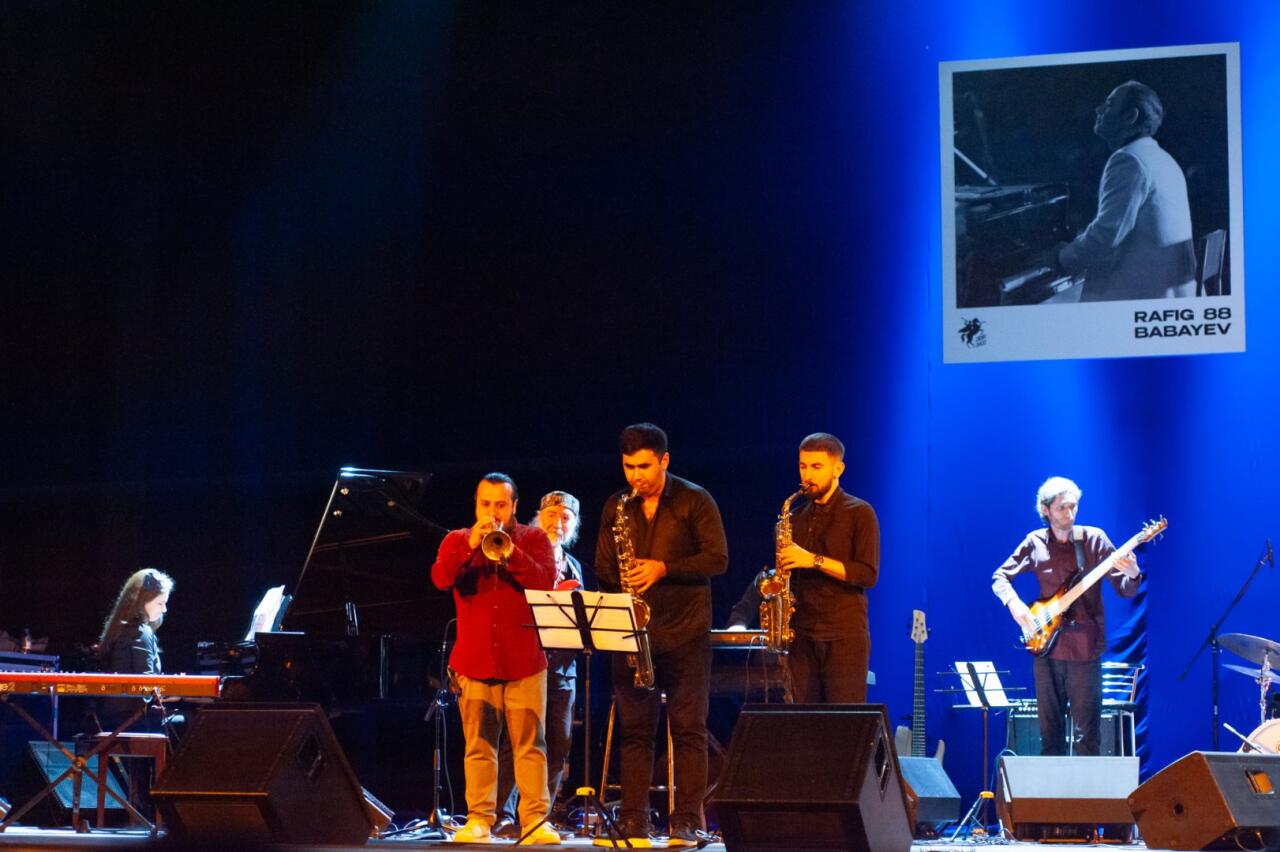 В Баку прошел звездный концерт в память о Рафиге Бабаеве