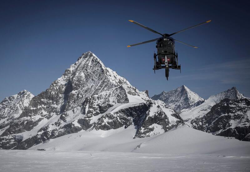 Вертолет с туристами врезался в гору в Швейцарии и разбился