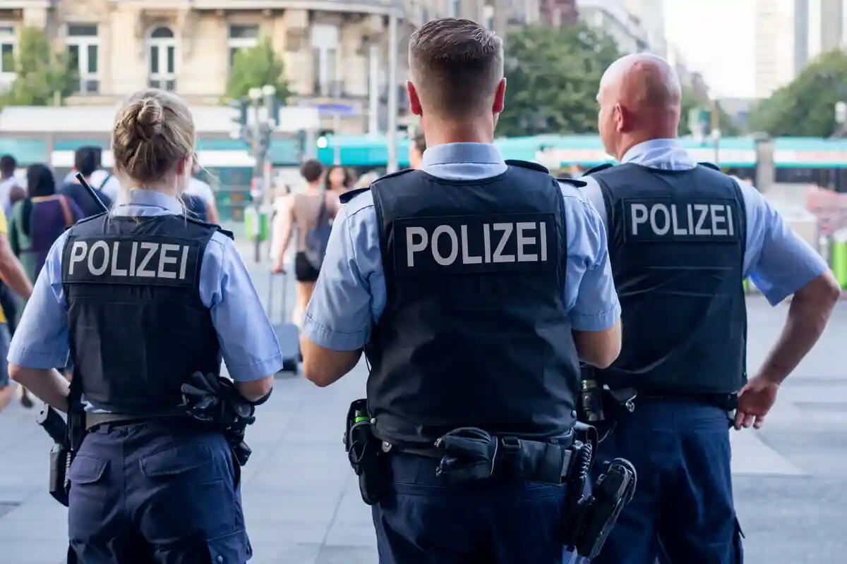 В ФРГ сотни полицейских проверяют на причастность к экстремизму