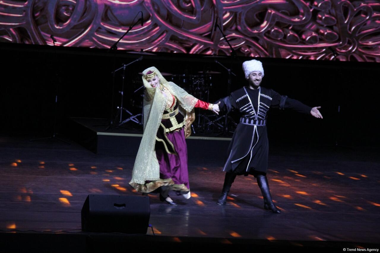 Азербайджанец и белорусска выразили свою любовь в танце Naz eləmə